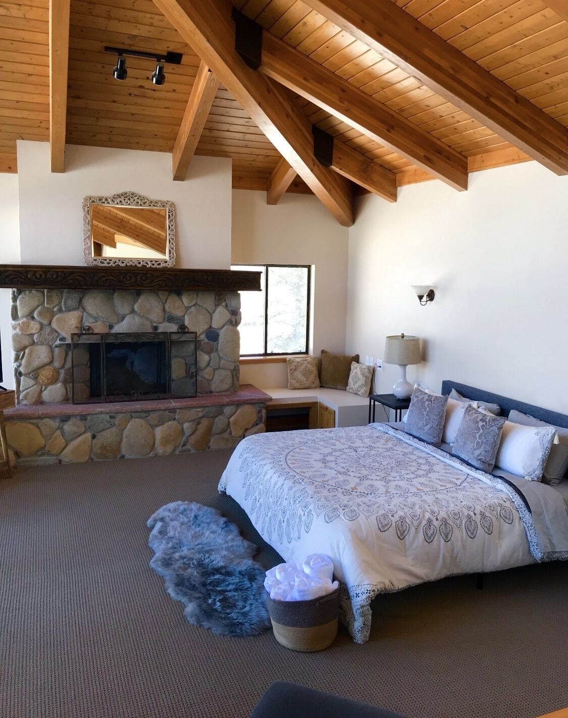 5 habitaciones, tabla de planchar con plancha y cuna de viaje 