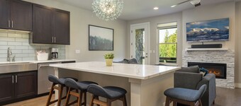 Winter Wonderland! Luxury Mountain Haven, Ski, Board, Snowshoe, Tube & Soak!