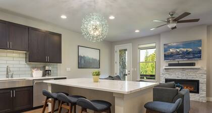 Winter Wonderland! Luxury Mountain Haven, Ski, Board, Snowshoe, Tube & Soak!