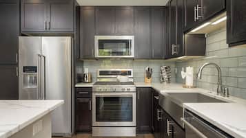 Refrigerador, microondas, horno y parrilla de estufa