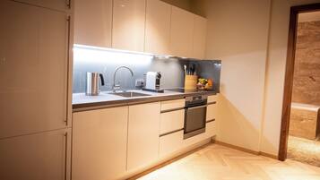 Full-sized fridge, oven, stovetop, dishwasher