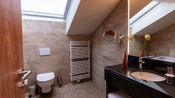 Superior-Studio | Badezimmer | Komfortbadewanne, Regendusche, Haartrockner, Hausschuhe