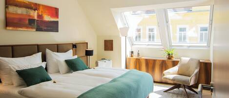 Ylelliset vuodevaatteet, untuvapeitot, tallelokero huoneessa