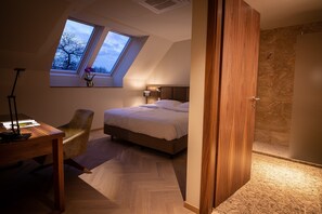 Apartamento luxo | Roupas de cama premium, edredons de pluma, cofres nos quartos