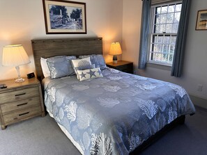 3 bedrooms, desk, iron/ironing board, free WiFi - Cute, Quiet, Comfortable, Centrally Located, Outdoor Shower, Large Yard, BBQ (Nantucket)