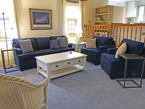 Smart TV, DVD player, books, video library - Cute, Quiet, Comfortable, Centrally Located, Outdoor Shower, Large Yard, BBQ (Nantucket)