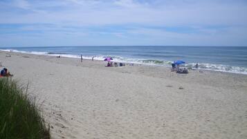 Beach nearby, sun loungers, beach towels