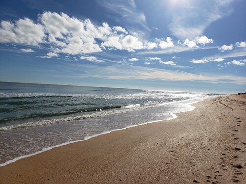 Walk to private beach from this cozy, pet friendly cottage in the Hammocks!