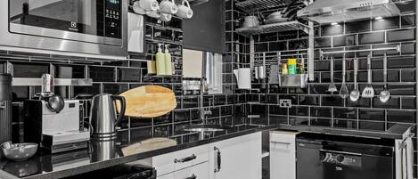 Kühlschrank, Mikrowelle, Herdplatte, Geschirrspüler