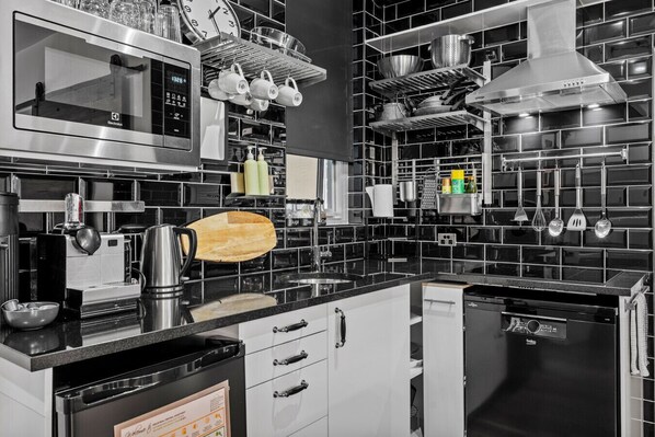 Fridge, microwave, stovetop, dishwasher