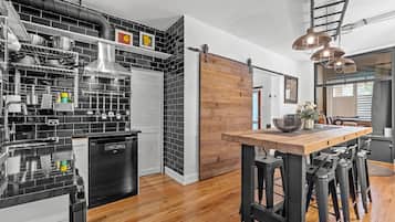 Fridge, microwave, stovetop, dishwasher