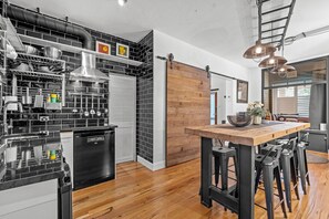 Fridge, microwave, stovetop, dishwasher - Industrial Central Apartment Fremantle (Fremantle)