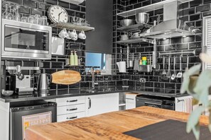 Fridge, microwave, stovetop, dishwasher