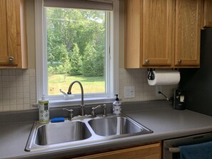 Fridge, microwave, oven, stovetop - Secluded Tranquil Waterfront, Beautiful Lake View, With A Private Dock (Plymouth)