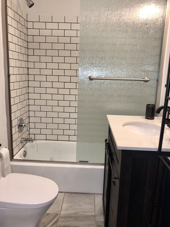 Towels, shampoo, toilet paper