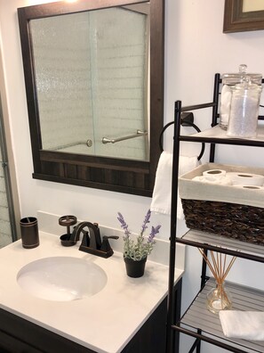 مناشف، شامبو، ورق حمّام