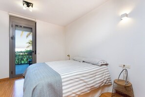 2 bedrooms, iron/ironing board, internet, bed sheets