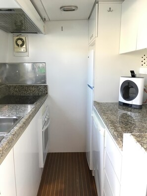 Kjøleskap, ovn, kokeplater og oppvaskmaskin