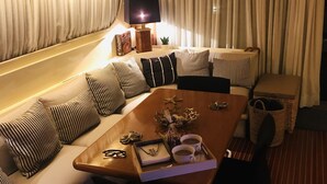 Ein modernes Wohnzimmer mit einer Couch, einem Holztisch und einem Fernseher.