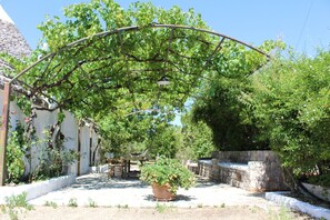 Outdoor dining - THE TRULLI DELLE FATE FUFFE  (Monopoli (Ba))