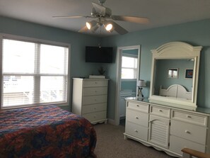 5 bedrooms, desk, WiFi