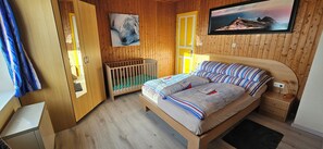 2 bedrooms, desk, iron/ironing board, free WiFi