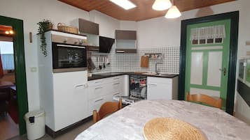 JÀÀkaappi, mikroaaltouuni, uuni, liesi