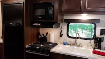 Réfrigérateur, micro-ondes, four, cafetière/bouilloire