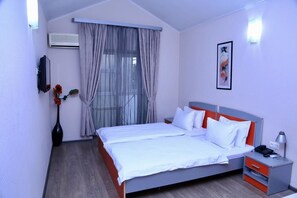 Standard Twin Room | In-room safe, blackout drapes, soundproofing, free WiFi - Taste Tbilisi (Tbilisi)