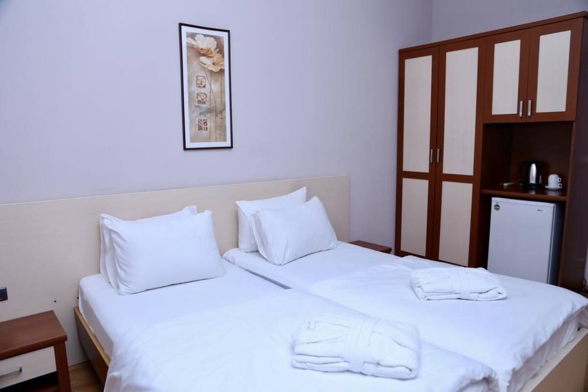Habitación estándar con 2 camas individuales | Caja de seguridad en la habitación, cortinas blackout y insonorización