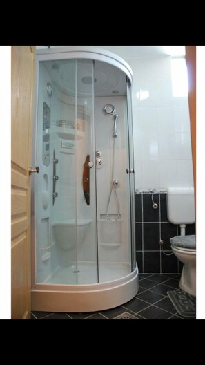 Douche, douche à « effet pluie », articles de toilette gratuits