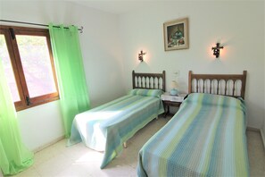 2 bedrooms, iron/ironing board, free WiFi, bed sheets