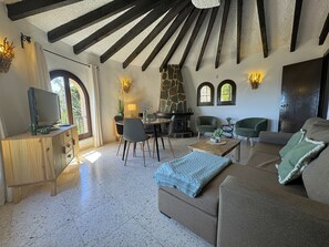 Televisión y chimenea 
