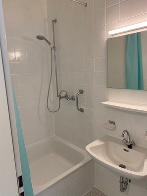 Dusche, Haartrockner, Handtücher, Toilettenpapier