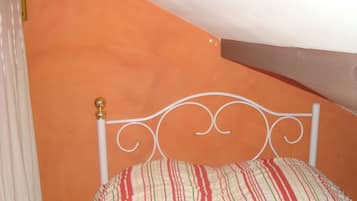2 habitaciones, escritorio y tabla de planchar con plancha