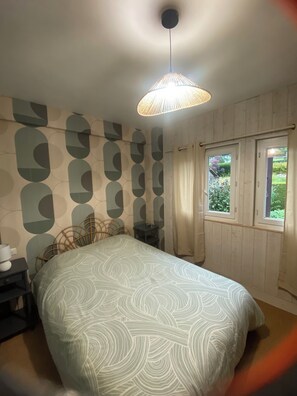 2 bedrooms, desk, iron/ironing board, travel cot