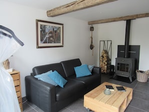 Fernseher, Kamin, Bücher, Stereoanlage