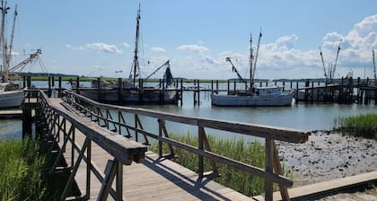 3 BR/2 Bath Historic District~ 7 Bl to Downtown~20 mins to BEACH/Pass INCL