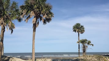 Beach nearby, sun loungers, beach towels