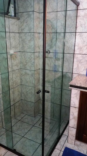 Apartamento família, várias camas, para não fumantes, vista para a piscina | Chuveiro