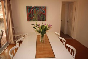Dining - Verona Vineyard Cottage - Walk to the vineyards - 4 bedroom house in heart of Pokolbin! (Pokolbin)