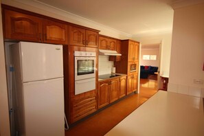 Microwave, dishwasher - Verona Vineyard Cottage - Walk to the vineyards - 4 bedroom house in heart of Pokolbin! (Pokolbin)