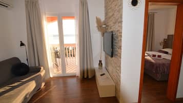 1 slaapkamer, een kluis op de kamer, een strijkplank/strijkijzer, wifi