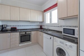 Kjøleskap, mikrobølgeovn, ovn og kokeplater