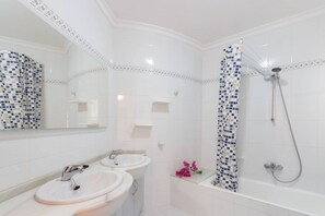 Shower, hair dryer, towels, shampoo - Villa Oasis - Costa CarpeDiem (Calpe)