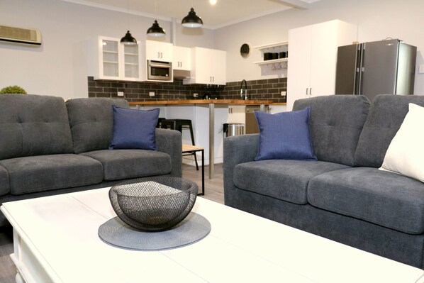 House, 3 Bedrooms, 2 Bathrooms, Sea View | Living room