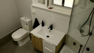 House, 3 Bedrooms, 2 Bathrooms, Sea View | Bathroom | Shower, hair dryer, towels