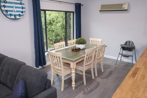 House, 3 Bedrooms, 2 Bathrooms, Sea View | In-room dining