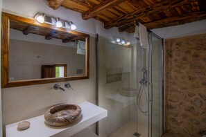 Shower, hair dryer, bidet, towels - Renewed Historical Countryside Villa With Pool (Sant Miguel de Balansat)