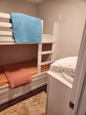 2 chambres, fer et planche à repasser, Wi-Fi, draps fournis